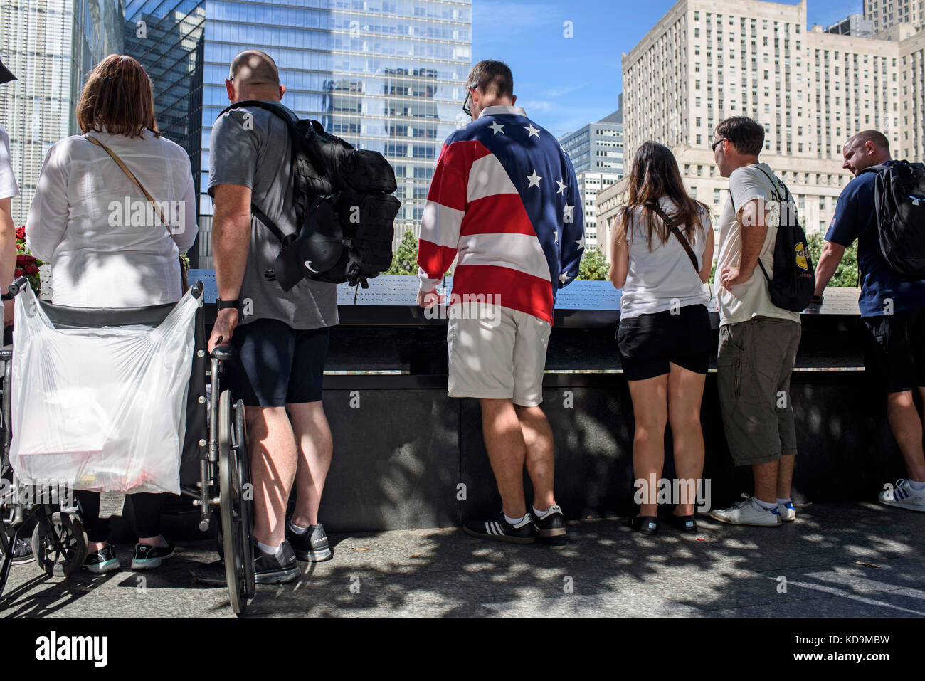 Le patriotisme est devenu très important pour les Américains depuis les attentats du 9-11. Des New-Yorkais viennent se recueillir sur le mémorial du 9 Stock Photo
