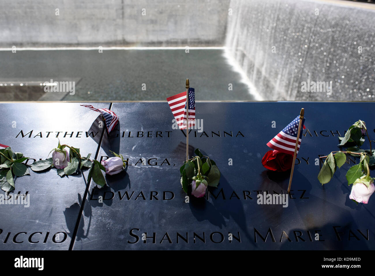 Des fleurs ont été posées tout autour du mémorial du 9-11 à New-York le 11 septembre 2016. Stock Photo