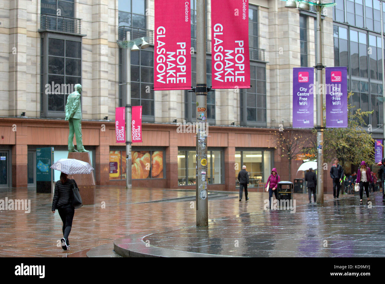 UK Weather The awful summer weather continues into autumn as Heavy showers and strong winds batter the city near the Donald Dewar statue on Buchanan Stock Photo