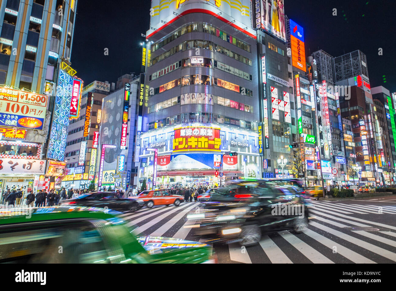 TOKYO DECEMBER 31, 2016 Some cars are passing through a busy