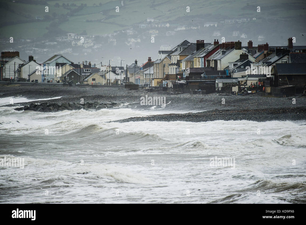 Aberystwyth Wales UK, Wednesday 11 October 2017 UK Weather: Stormy seas and gale force winds strike the beach and coastal properties in the low lying village of Borth, just north of Aberystwyth, on the Cardigan Bay coast of west wales. The Met Office has issued a yellow warning for much of north west Wales, with the risk of flooding and disruption to traffic Photo Credit: Keith Morris/Alamy Live News Stock Photo