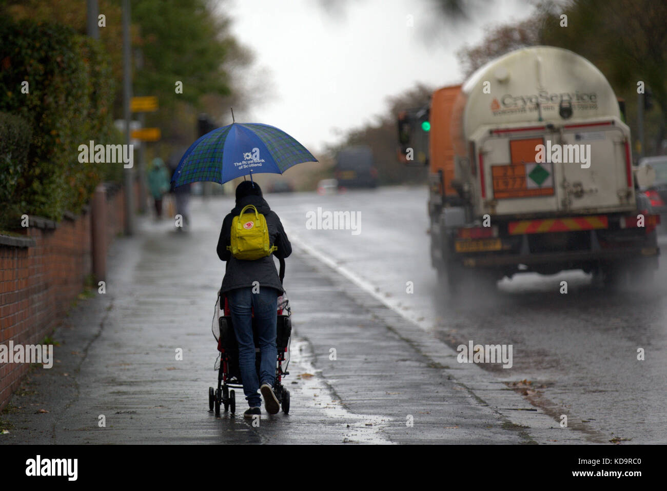 Glasgow, Scotland, UK.11th October. UK Weather The awful summer weather continues into autumn as Heavy showers and strong winds batter the city om Great Western Road. Credit Gerard Ferry/Alamy news Stock Photo