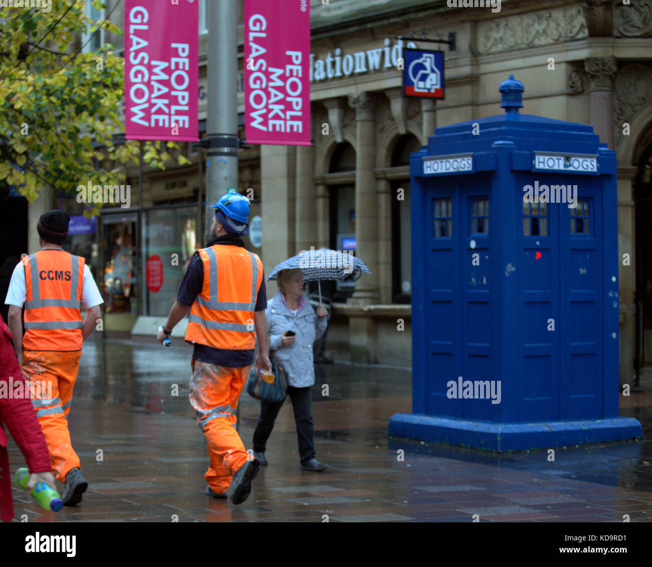 Glasgow, Scotland, UK.11th October. UK Weather The awful summer weather continues into autumn as Heavy showers and strong winds batter the city near the dr who tardis style phone box statue on Buchanan Street. Credit Gerard Ferry/Alamy news Stock Photo