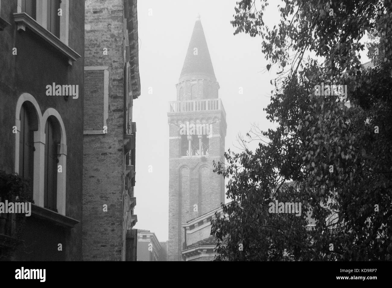 Venice, Italy. 11th October, 2017. (PICTURES HAS BEEN TAKEN IN BLACK AND WHITE)  A towerbell appears through the fog in Venice, Italy. In this period in Venice starts the first foggy mornings. © Simone Padovani / Awakening / Alamy Live News Stock Photo