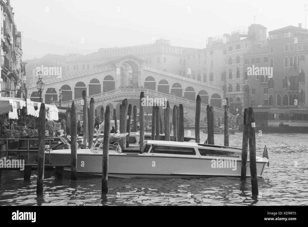 Venice, Italy. 11th October, 2017. (PICTURES HAS BEEN TAKEN IN BLACK AND WHITE)  Rialto Bridge appears through the fog in Venice, Italy. In this period in Venice starts the first foggy mornings. © Simone Padovani / Awakening / Alamy Live News Stock Photo