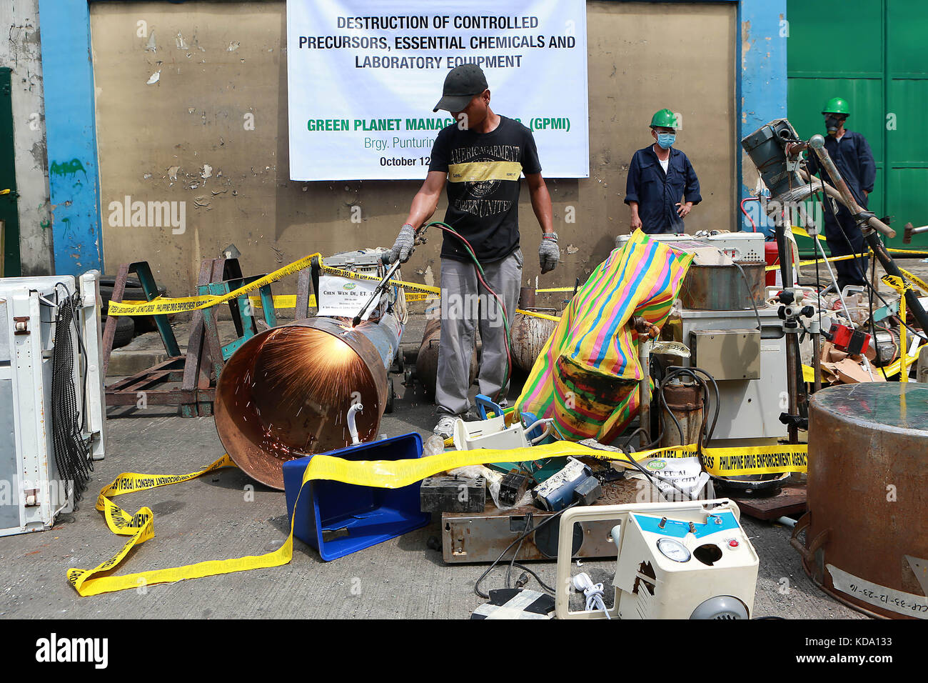 Valenzuela City, Philippines. 12th Oct, 2017. Workers destroy