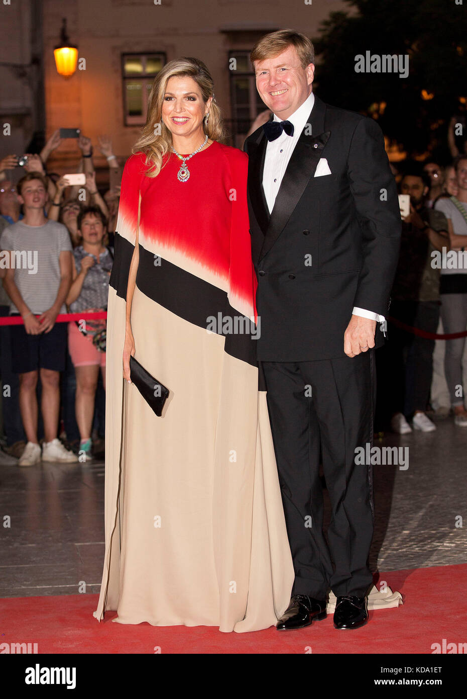 Lisbon, Portugal. 11th Oct, 2017. King Willem-Alexander and Queen Máxima of The Netherlands at Teatro Nacional de Dona Maria II in Lissabon, on October 11, 2017, for the contrapresentation at the 2nd of a 3 days State-visit to Portugal Credit: Albert Nieboer/Netherlands OUT/Point De Vue Out - NO WIRE SERVICE · Credit: Albert Nieboer/Royal Press Europe/RPE/dpa/Alamy Live News Stock Photo