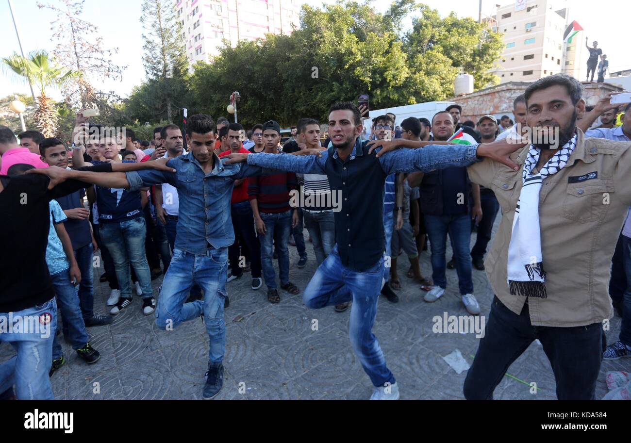 Gaza City, Gaza Strip, Palestinian Territory. 12th Oct, 2017. A group