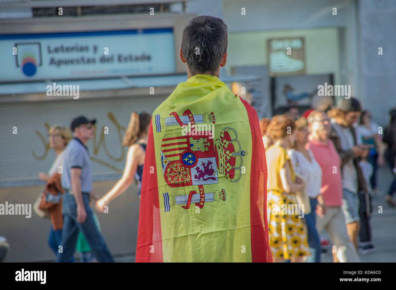Madrid, Spain. 12th Oct, 2017. Madrid citizens celebrate the National Day of Spain, on the day that Columbus arrived to America. This year, after the struggle between Catalan independendists and the Nationalist, many people celebrated with flags in the streets. Credit: Lora Grigorova/Alamy Live News Stock Photo