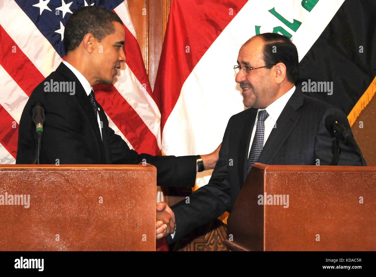 U.S. President Barack Obama shakes hands with Iraqi Prime Minister Nouri al-Maliki after a joint press conference at Camp Victory April 7, 2009 in Baghdad, Iraq. Stock Photo