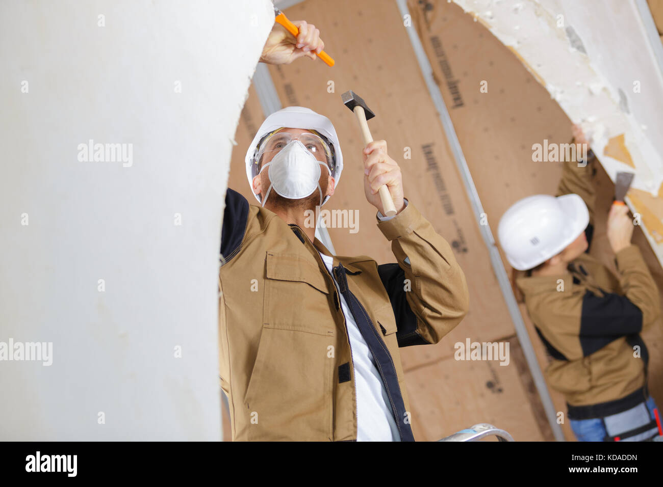 builders are using a chisel and hammer Stock Photo - Alamy