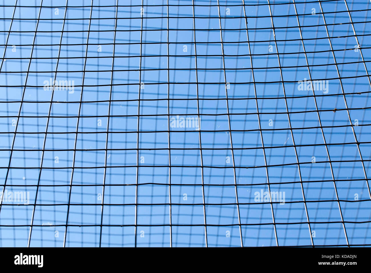 Mesh fence cut hi-res stock photography and images - Alamy