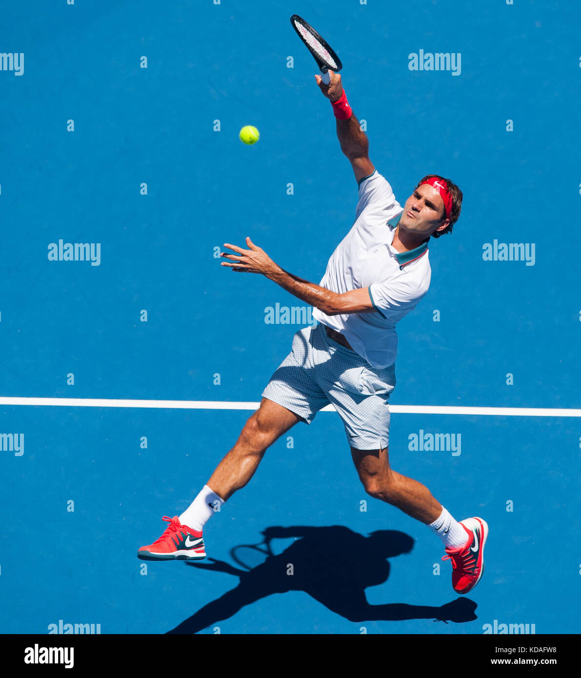 Roger Federer (SUI) in Day 2 of Australian Open play as temperatures soared  to 43C, 109.4F . Federer beat J. Duckworth (AUS) 6-4, 6-4,6-2 in first rou  Stock Photo - Alamy