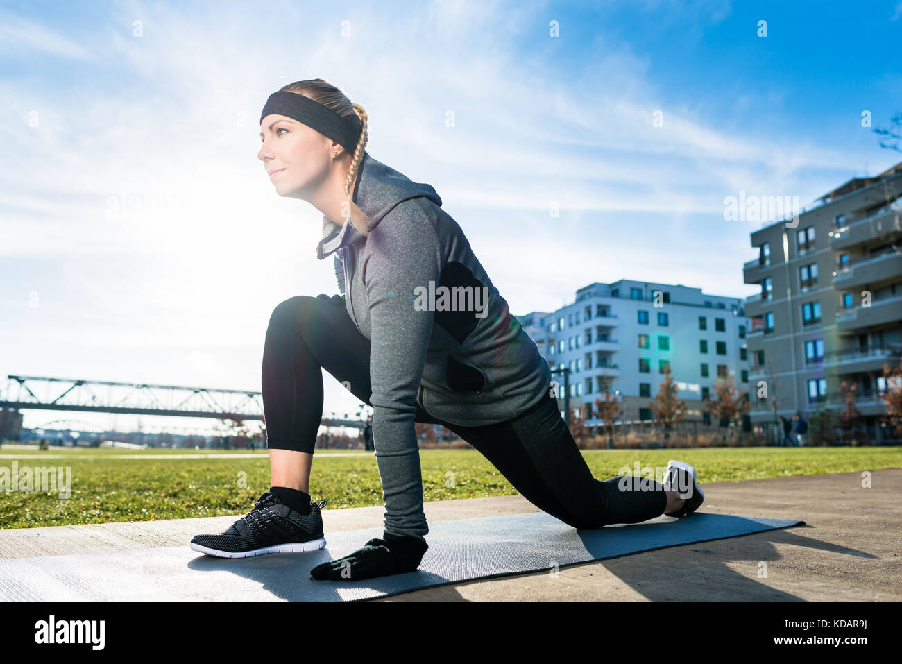 Woman kneeling sport hi-res stock photography and images - Alamy