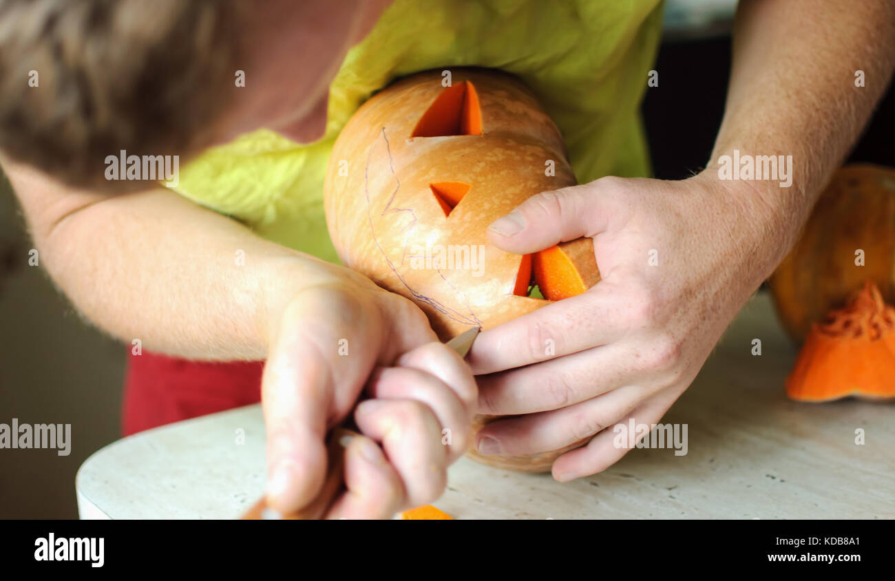 Halloween pumpkin cutting process, process of making Jack-o-lantern ...