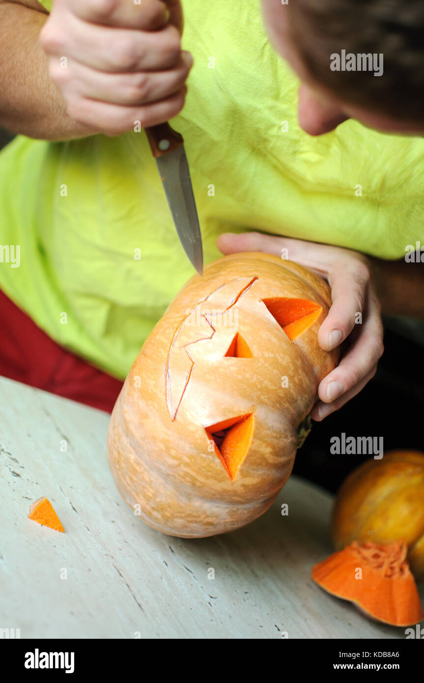 Halloween pumpkin cutting process, process of making Jack-o-lantern ...