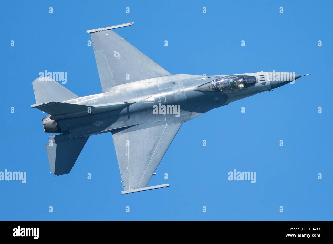 F 16 fighter jet top view hi-res stock photography and images - Alamy