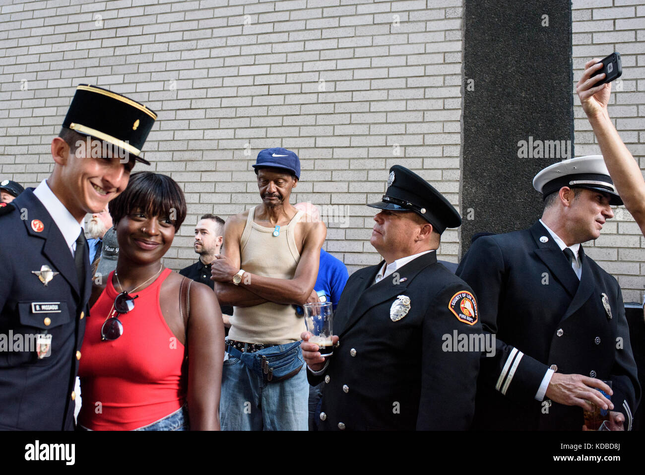 Les pompiers New-yorkais fêtent à leur façon le 15ème anniversaire du 9-11, un pompier Français se fait photographier avec des New-yorkais, ambiance c Stock Photo