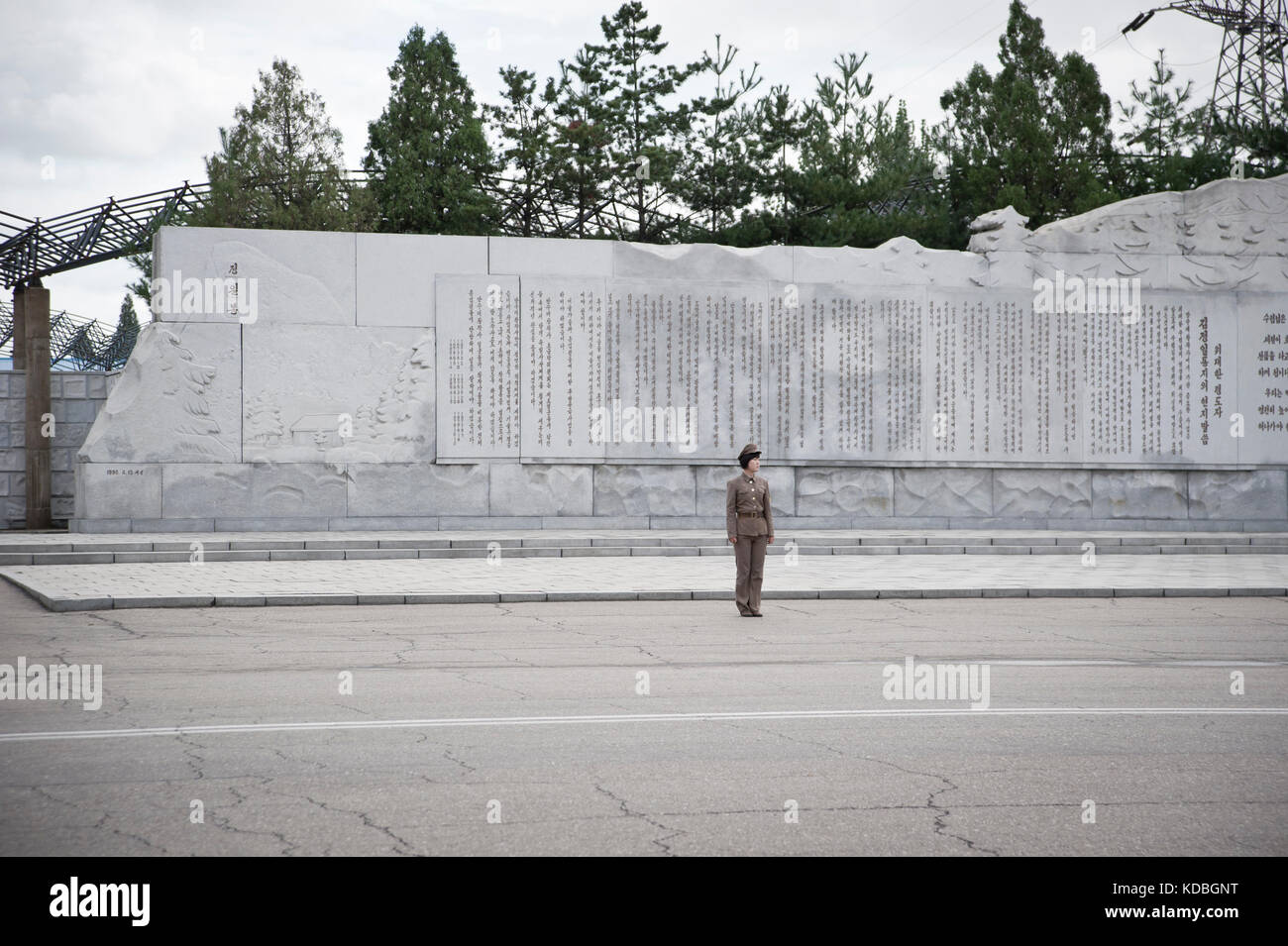 Le jour de la fête nationale, tous les Nord coréens ont l'obligation de saluer les immenses statues des leaders,  Pyongyang le 8 octobre 2012. The day Stock Photo