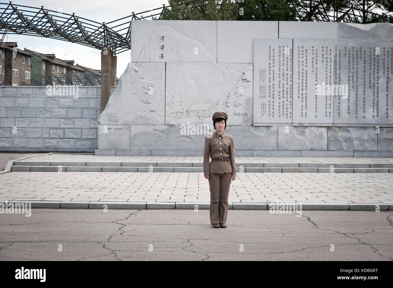 Le jour de la fête nationale, tous les Nord coréens ont l'obligation de saluer les immenses statues des leaders,  Pyongyang le 8 octobre 2012. The day Stock Photo