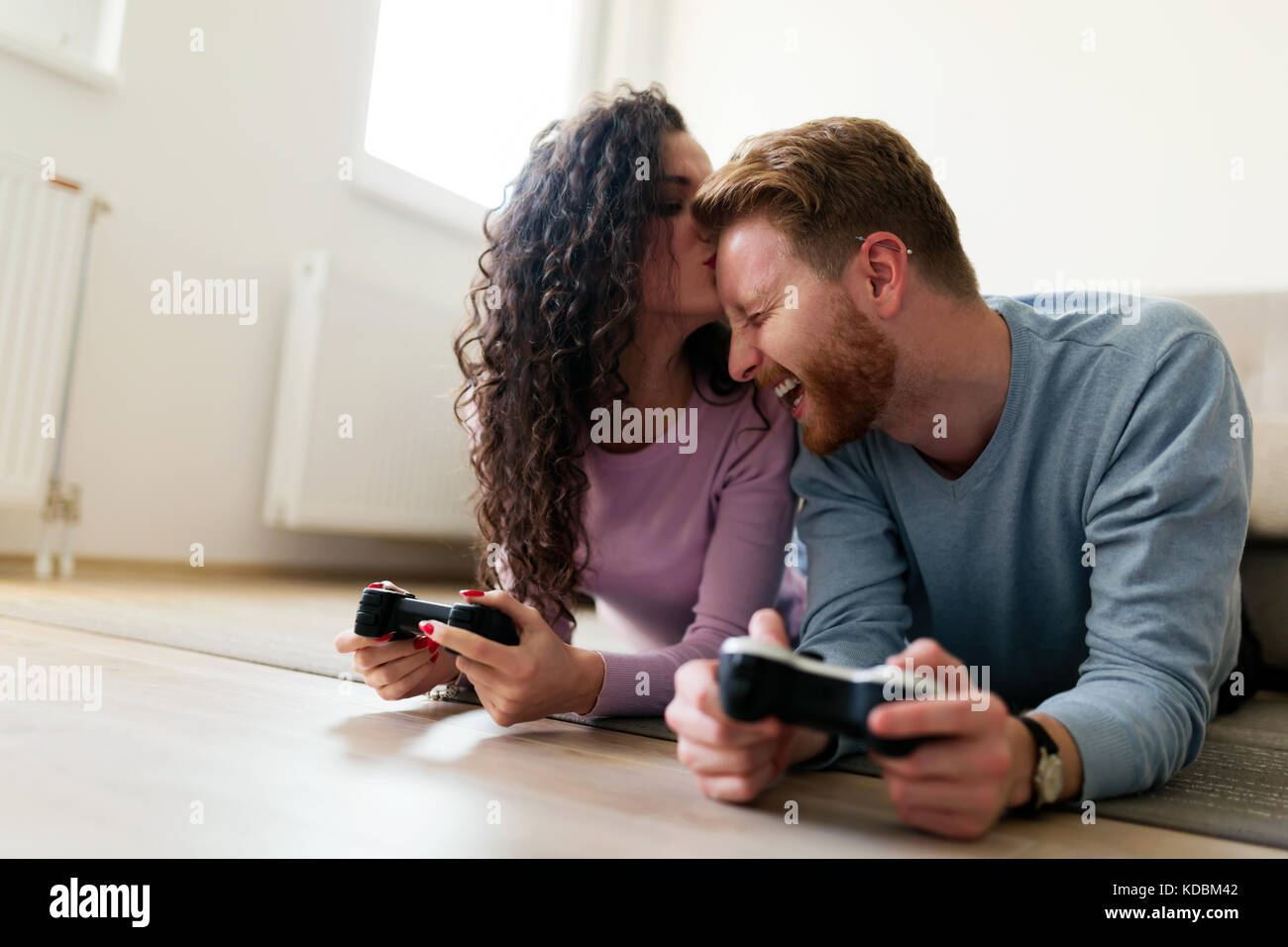 Man playing video game woman hi-res stock photography and images - Alamy