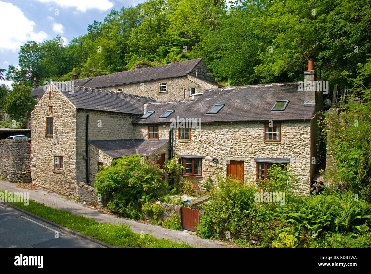 a collection of cottages in Millers Dale, Derbyshires Peak District Stock Photo