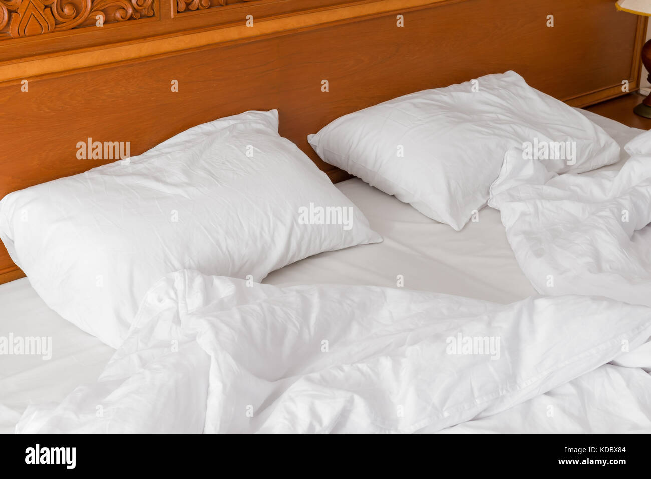 Смятая белая постель. Мятая кровать. Белая смятая постель. Смятая постель в гостинице. Мятое постельное белье.