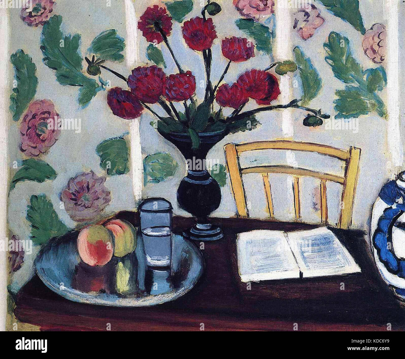 Bouquet de Dahlias et  livre blanc Matisse, Henri  1923 Stock Photo