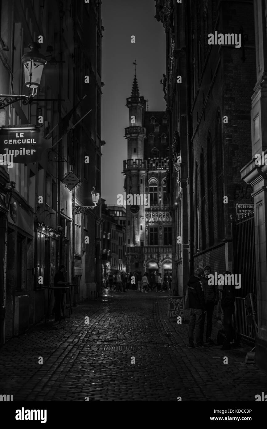 Night street lights alley Black and White Stock Photos & Images - Alamy