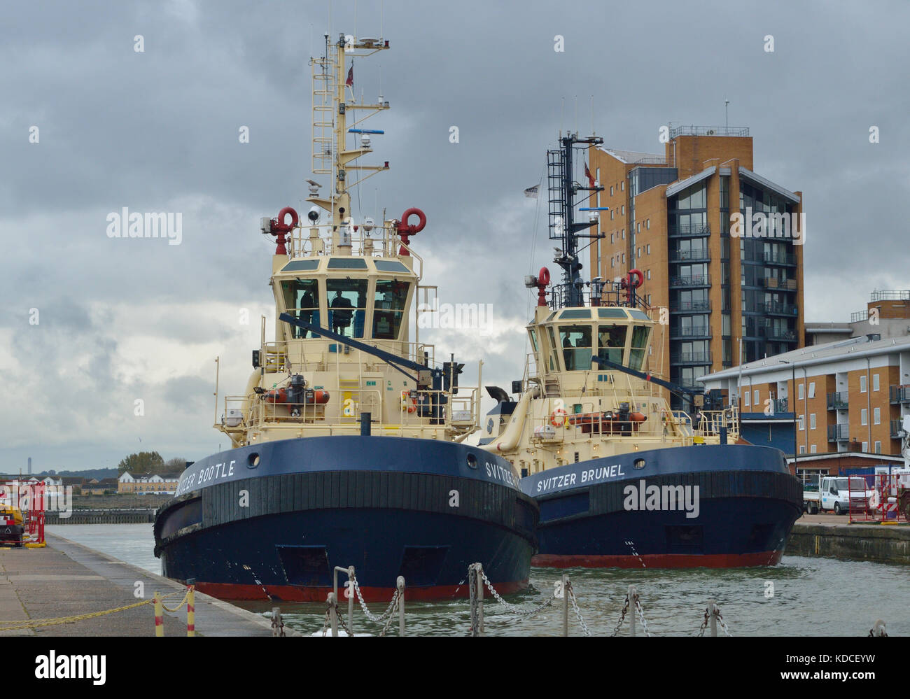 Svitzer Tug assist departure of Chinese Navy Replenishment Ship PLAN Gaoyouhu AOR 966 from the King George V Lock in London's Royal Docks Stock Photo