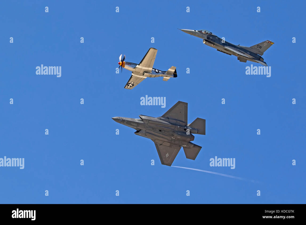 F 16 fighter aircraft hi-res stock photography and images - Alamy