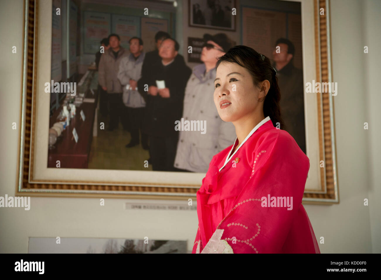 Cette femme habillée de l'habit traditionnel Nord coréen le Hanbok nous fait visiter l'université de l'agriculture à Wonsan. C'est une université modè Stock Photo