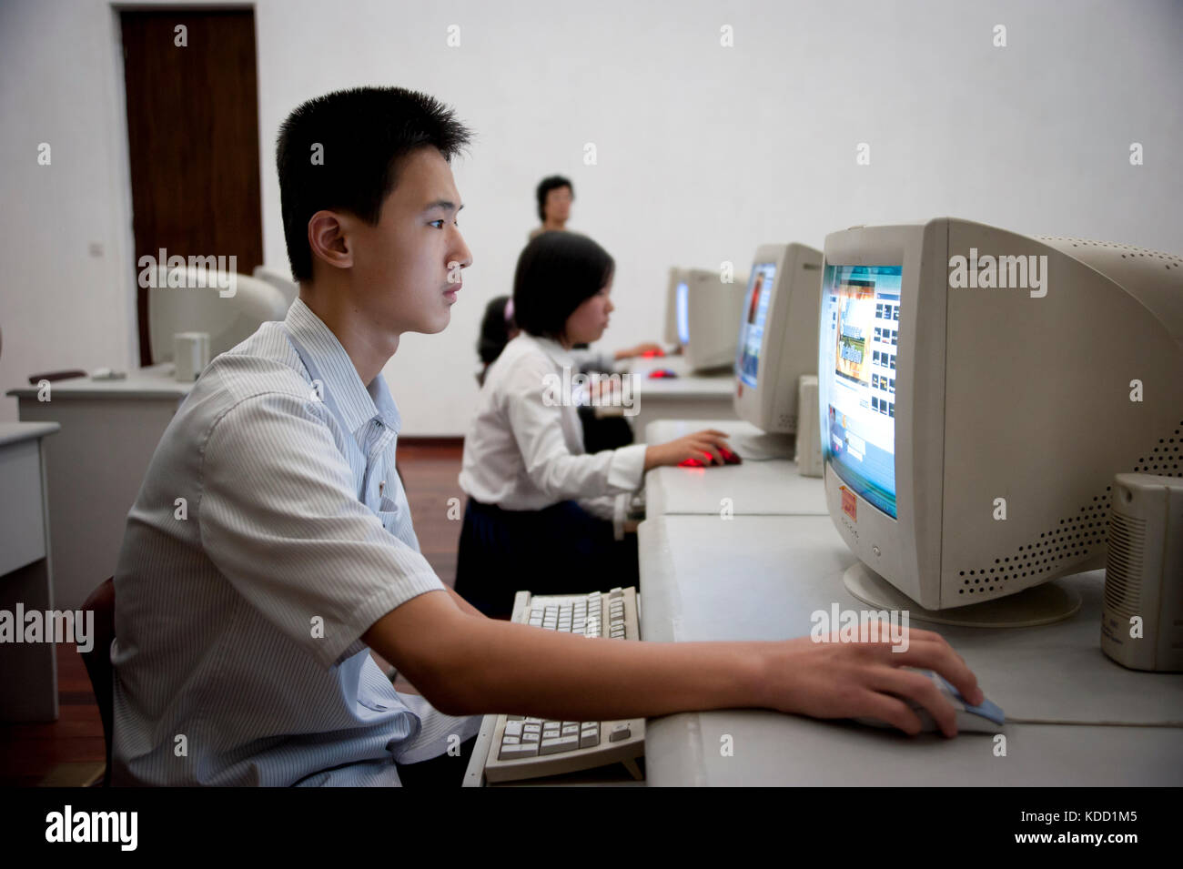 Des jeunes nord coréens s’initient à l’informatique au palais des enfants de Pyongyang le 13 octobre 2012. Korean young people are introduced to compu Stock Photo
