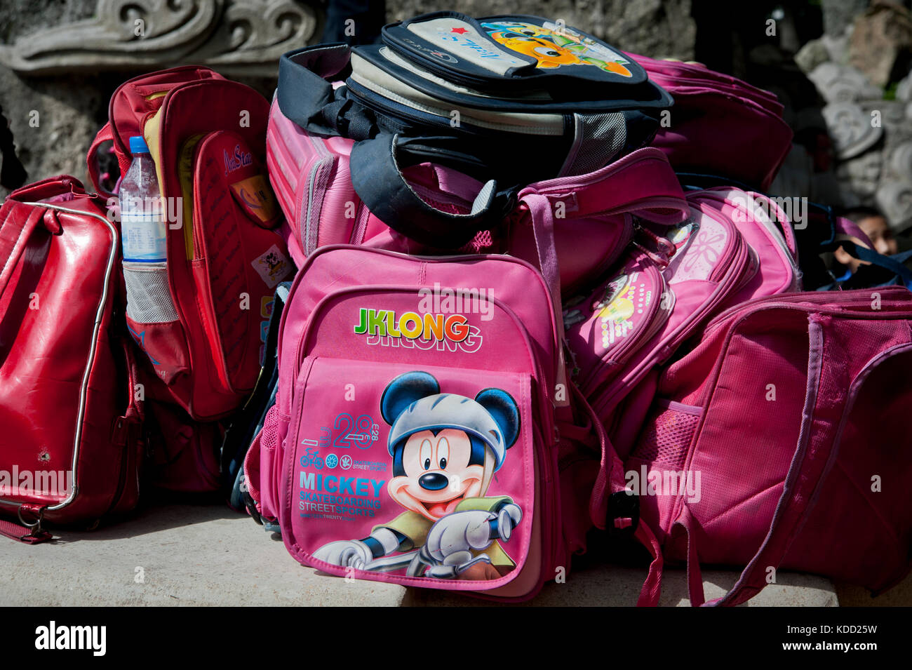 Cartables à la décoration occidentale dans un parc à proximité de Pyongyang le 14 octobre 2012.  School bags with a Western design in a park near Pyon Stock Photo