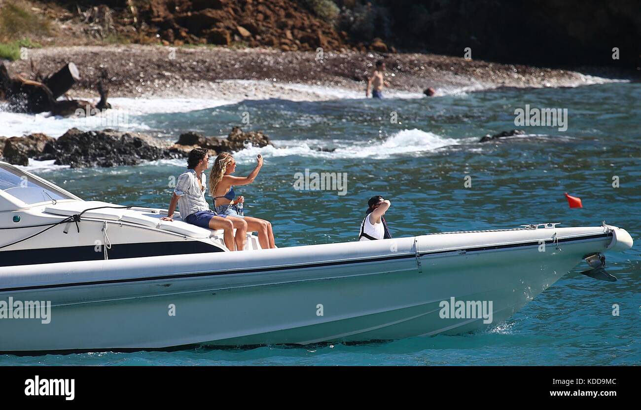 Lily James Mamma Mia 2 Boat Photos - Jeremy Irvine And Lily James Relaxing On A Boat During The Filming Of Stock Photo Alamy