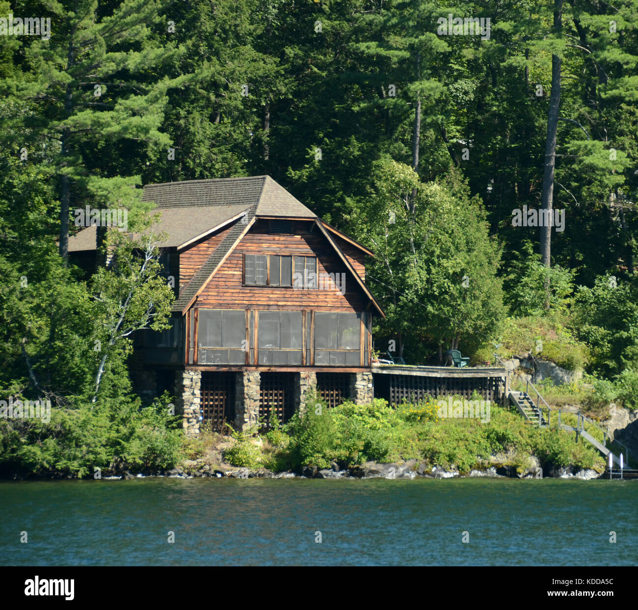 Luxury lakefront log home in Upstate New York Stock Photo