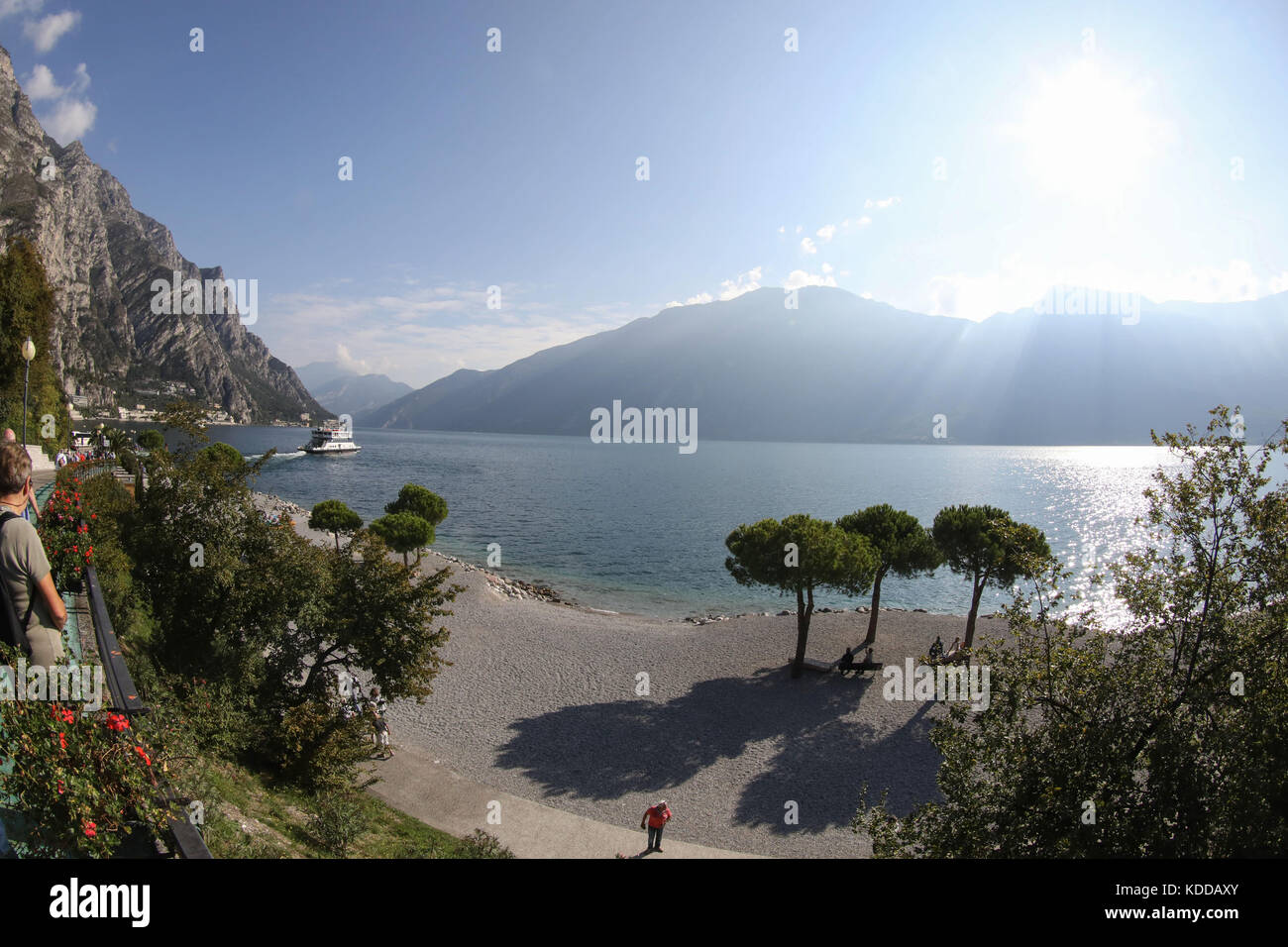 Strand von Limone, Limone sul Garda, Gardasee, Lombardei, Italien | Beach  of Limone, Limone sul Garda, Garda lake, Lombardy, Italy Stock Photo - Alamy