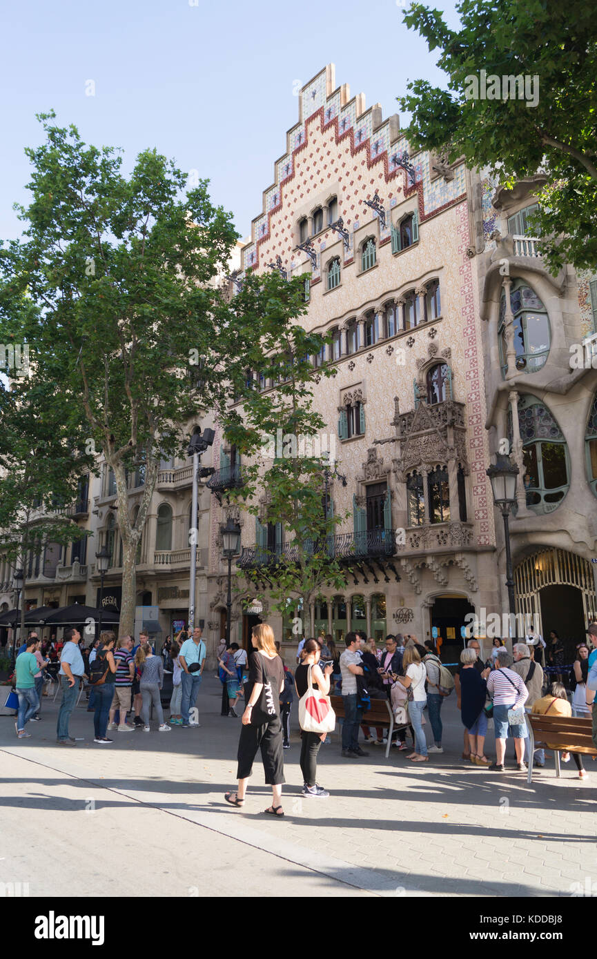 Casa Amaltler on the Passeig de Gracia in Barcelona showing a busy street with tourists and shoppers. Stock Photo