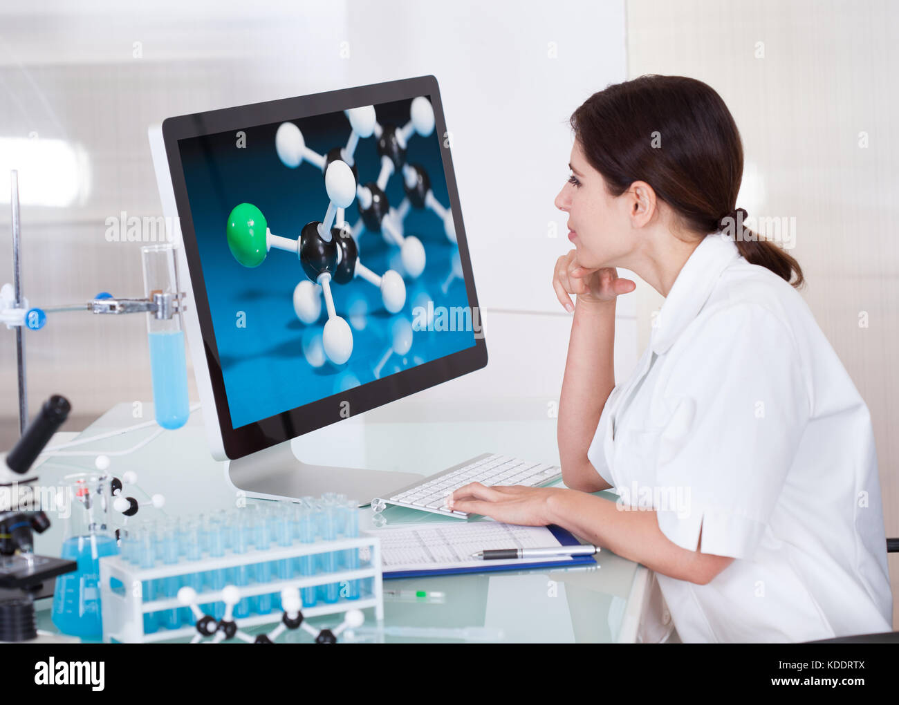 Microbiology lab computer hi-res stock photography and images - Alamy