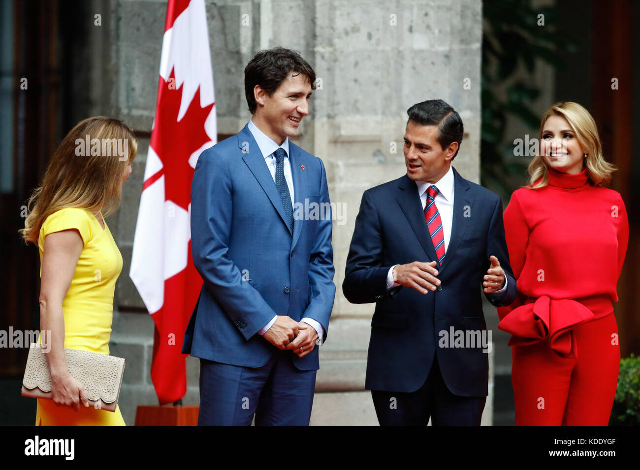 Mexico City, Mexico. 12th Oct, 2017. Mexican President, Enrique Pena Nieto (2nd R), his wife Angelica Rivera (R), welcomes Canada's Prime Minister Justin Trudeau (2nd L) and his wife Sophie Gregoire (L), at the National Palace, in Mexico City, Mexico, on Oct. 12, 2017. Canadian Prime Minister Justin Trudeau arrived on Thursday for his first official visit to Mexico. Credit: Francisco Canedo/Xinhua/Alamy Live News Stock Photo