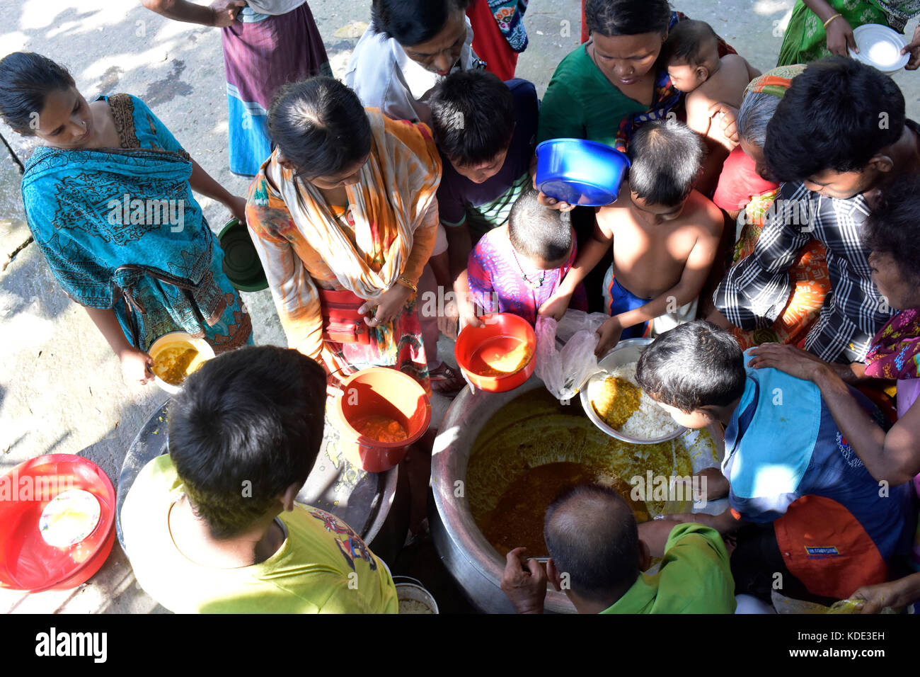 Dhaka, Bangladesh. 13th October, 2017. A Bangladeshi man gives free food to the underprivileged children and people at park in Dhaka, Bangladesh, October 13, 2017. Credit: SK Hasan Ali/Alamy Live News Stock Photo