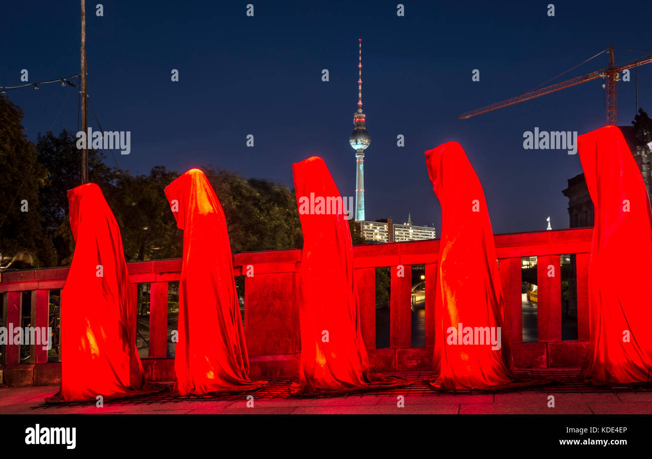Berlin, Germany. 12th Oct, 2017. The art installation 'Die Waechter der Zeit' (lit. the guardians of time) of the light artist Manfred Kielenhofer stand on a bridge across the Spree River during the 'Festival of Light' in Berlin, Germany, 12 October 2017. The TV tower can be seen in the background. Credit: Paul Zinken/dpa/Alamy Live News Stock Photo
