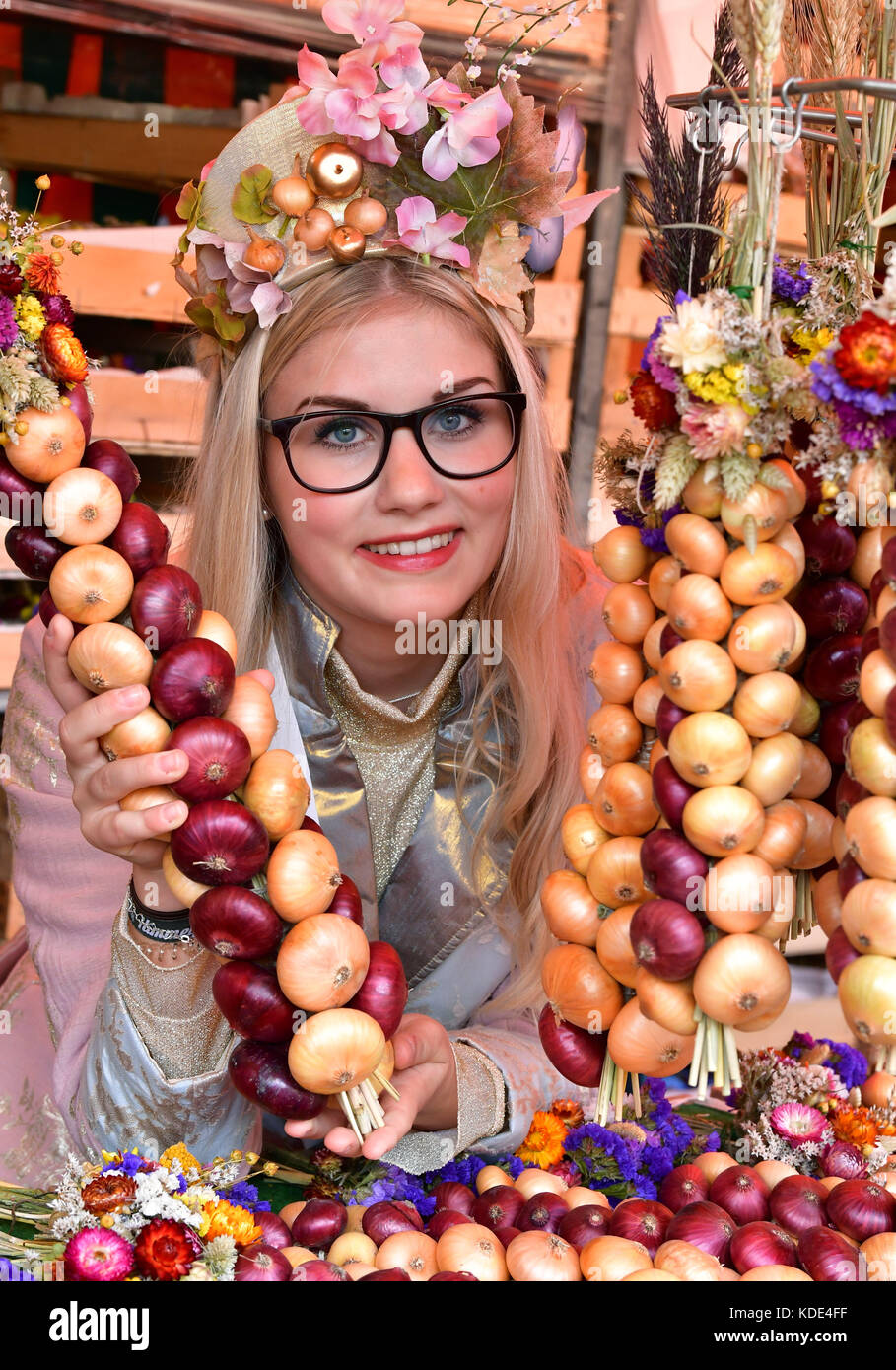 Weimar, Germany. 13th Oct, 2017. The onion market queen, the 19year