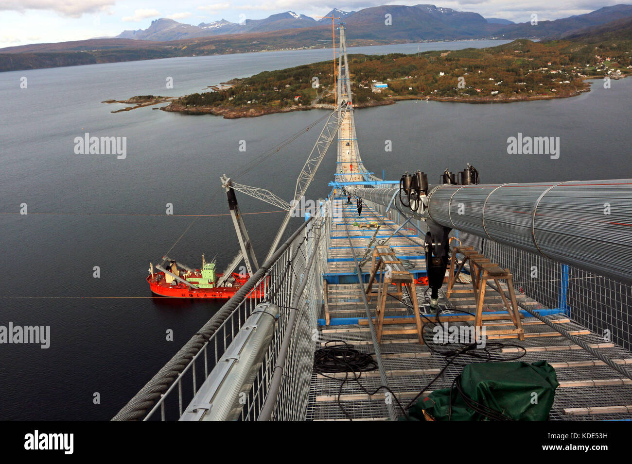 (171013) -- NARVIK (NORWAY), Oct. 13, 2017 (Xinhua) -- Photo taken on Sept. 15, 2017 shows the Halogaland Bridge is being built by the Sichuan Road and Bridge Group (SRBG) from China over a fjord by the city of Narvik in northern Norway. With a free span of 1,145 meters, the Halogaland Bridge in northern Norway that is being built by a Chinese company will be one of the longest suspension bridges in Europe when it opens for traffic in the summer of 2018. (Xinhua/Yngve Jacobsen) (zjy) Stock Photo