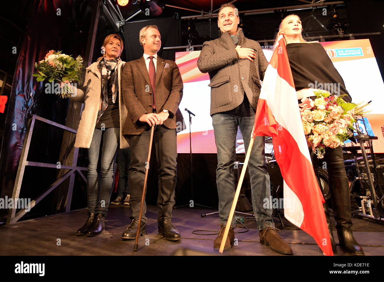 Vienna, Austria. 13th October 2017. Final of the FPÖ Fairness Tour at the Viktor Adler Market in Vienna. The FPÖ (Freedom Party of Austria) thus concludes its election campaign to the national elections 2017. In the picture (from L to R) Verena Hofer, Norbert Hofer, Federal Party Chief Heinz Christian Strache and Philippa Beck (Philippa Strache). Credit: Franz Perc / Alamy Live News Stock Photo