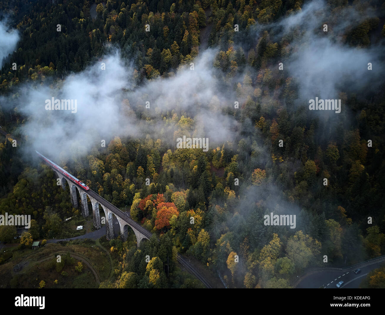 4k aerial flying through forest hi-res stock photography and images - Alamy