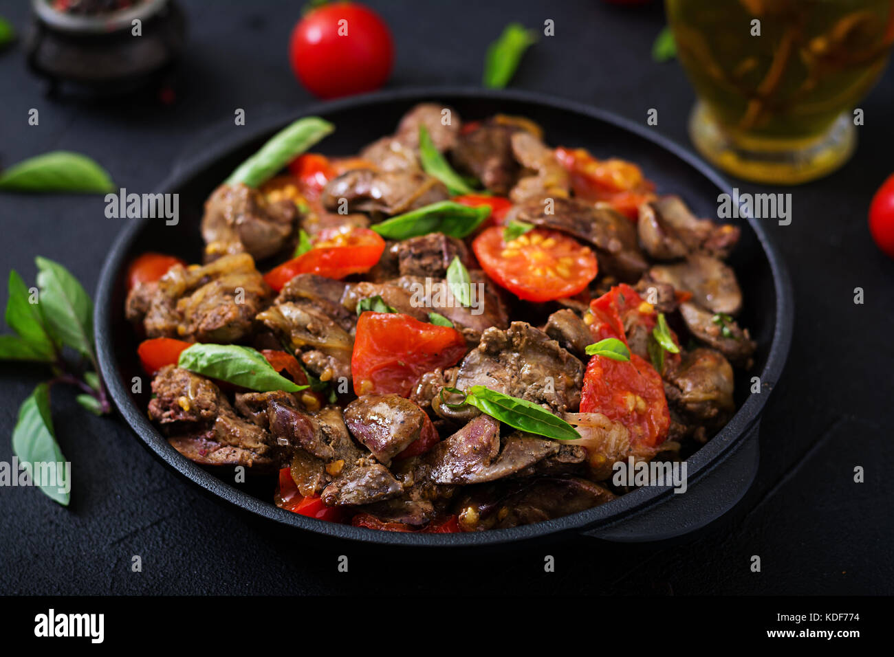 Тушеная печень с помидорами и луком