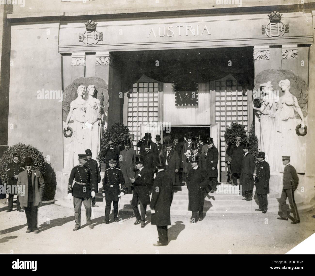 President Theodore Roosevelt and David R. Francis leaving the Austrian ...