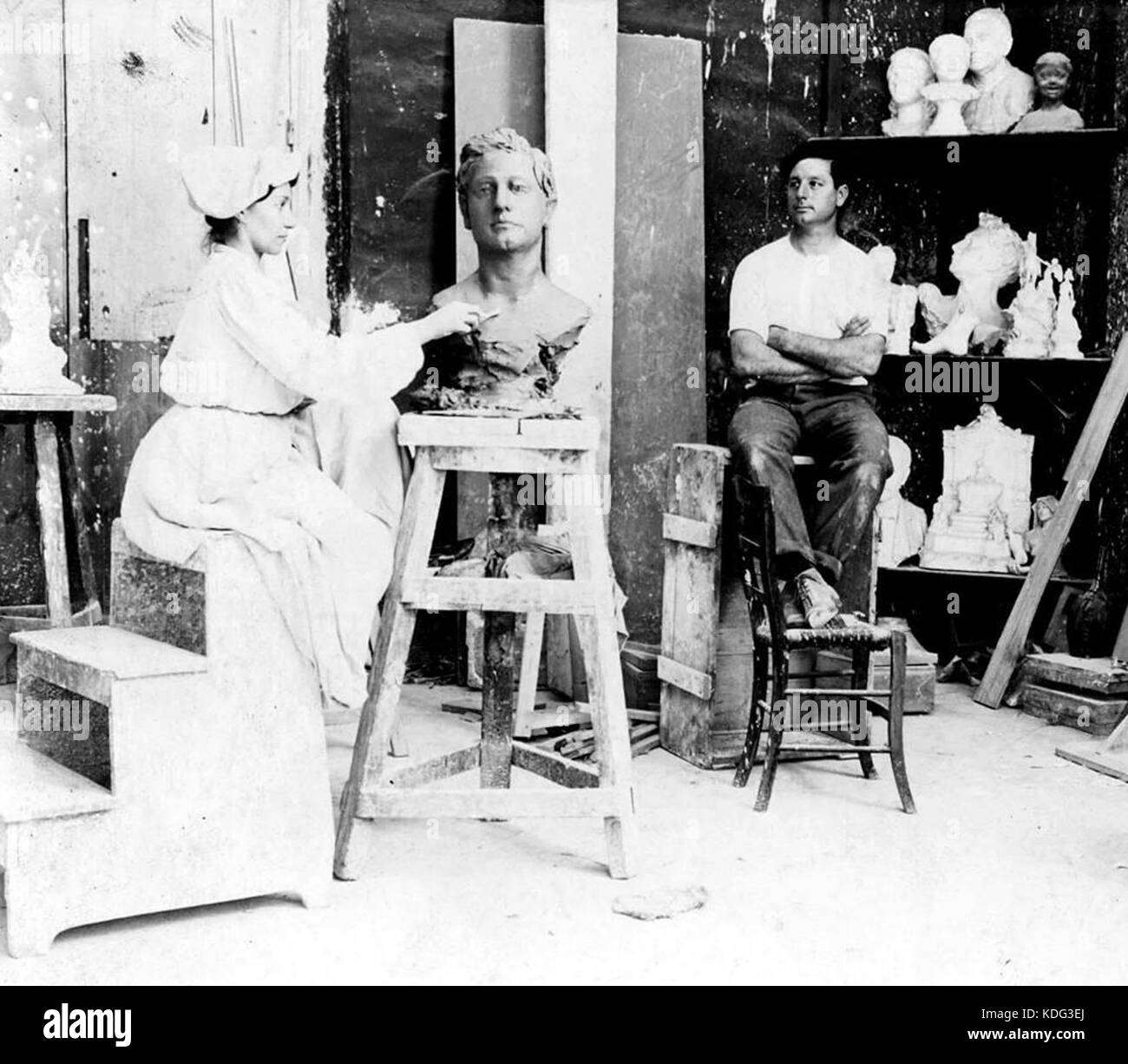 Lola Mora trabajando en su taller 1903 Stock Photo