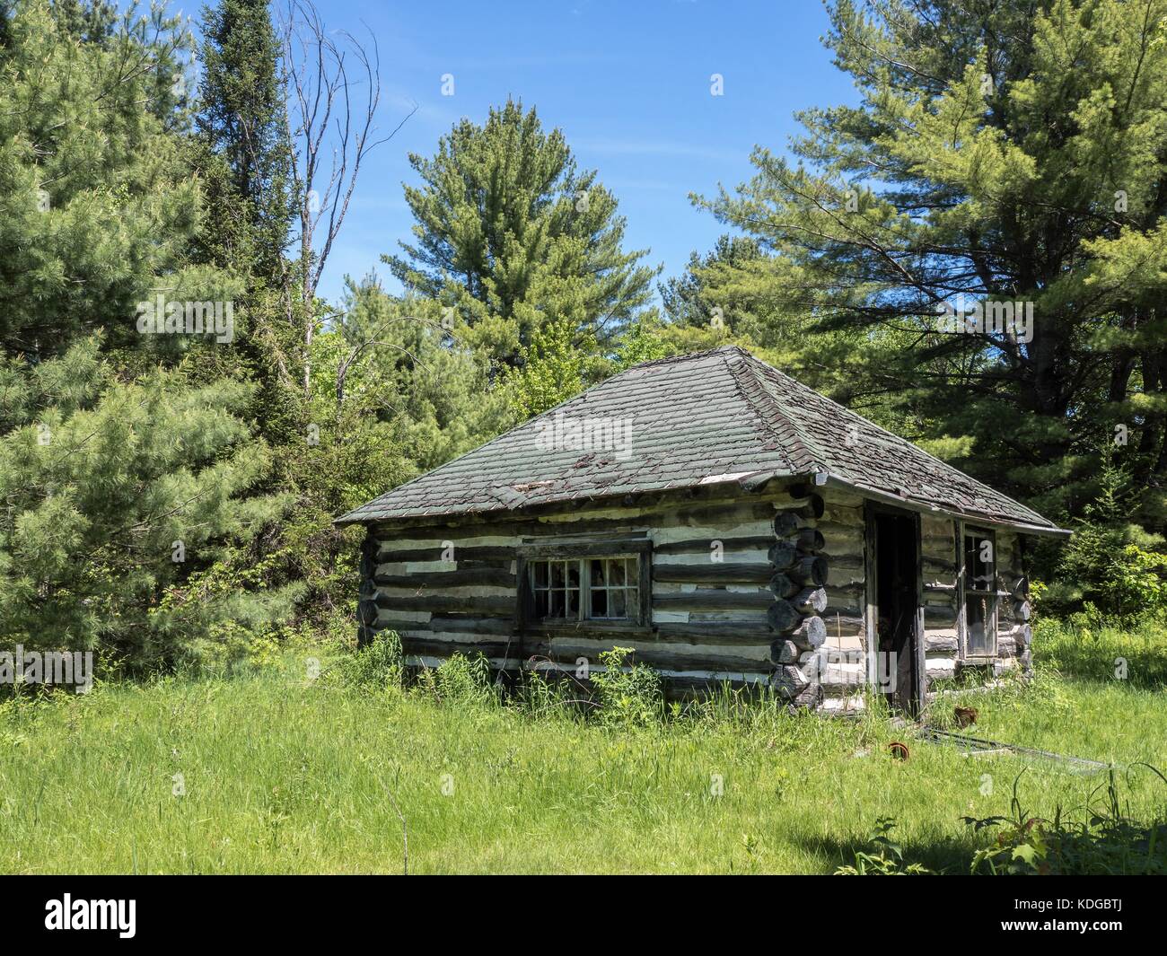 Old Abandoned Log Cabin Stock Photo - Alamy